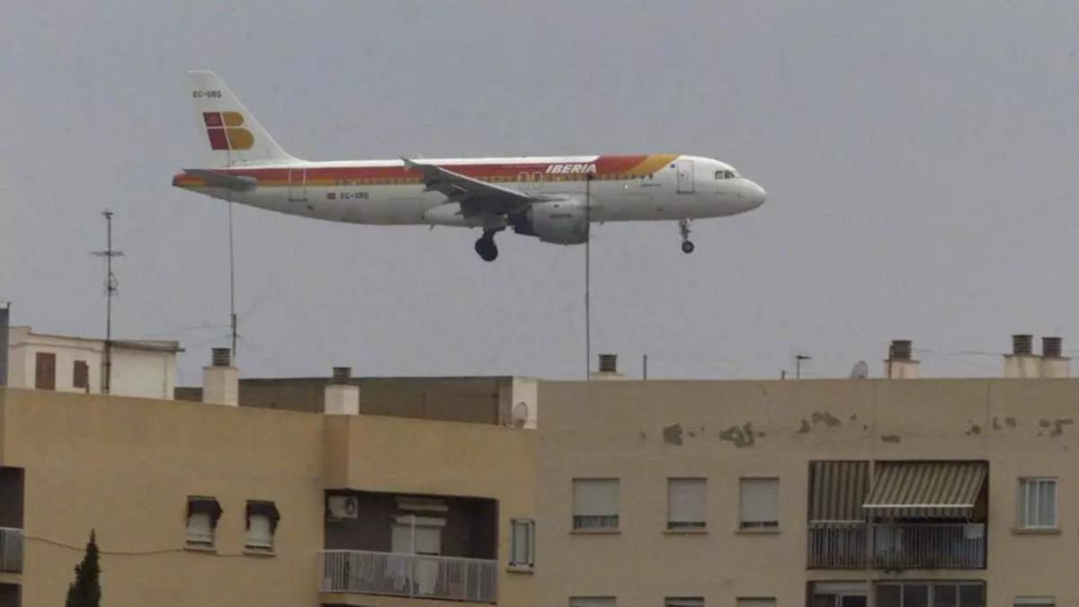 Una avión de Iberia sobrevuela viviendas de l'Horta de camino al Aeropuerto de Valencia