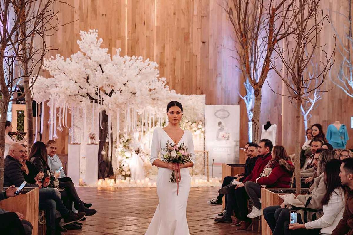 Una modelo posa vestida de novia en la última edición de la feria en Alcorcón.