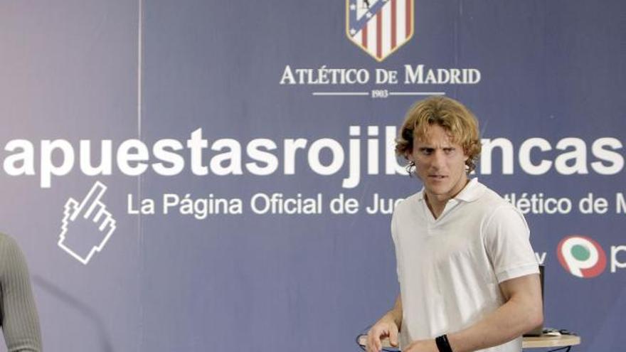 El delantero uruguayo del Atlético de Madrid, Diego Forlán, durante el acto de presentación de la página de apuestas por internet del equipo rojiblanco, que ha tenido lugar en el estadio Vicente Calderón.