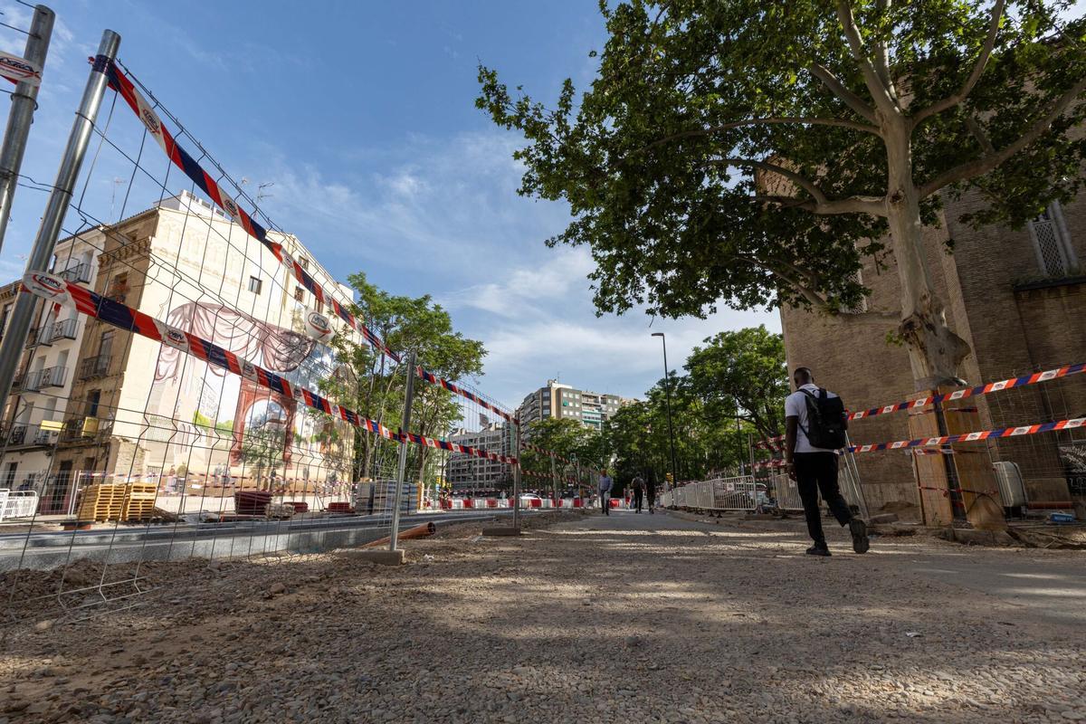 Una persona camina por la plaza San Miguel, una de las zonas de Zaragoza en obras