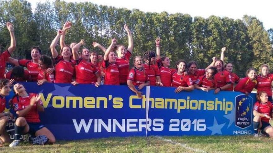 La selección española de rugby XV, con las coruñesas Vanesa Rial, Paula Medín y Mónica Castelo, celebran su título europeo.