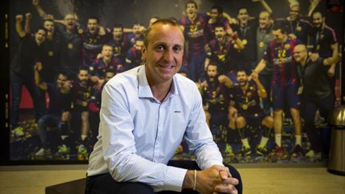 Barrrufet posa con la imagen del Barça 2015 que ganó la Champions al fondo