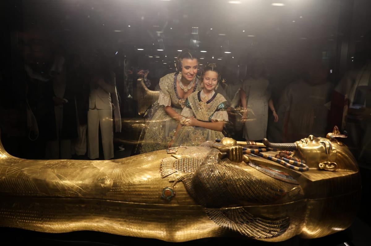 Carmen y Marta, ante uno de los sarcófagos de Tutankamón