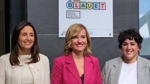 La consellera de Educació, Esther Niubó, la ministra de Educación, Pilar Alegría, y la alcaldesa de Santa Coloma de Gramenet, Mireia González