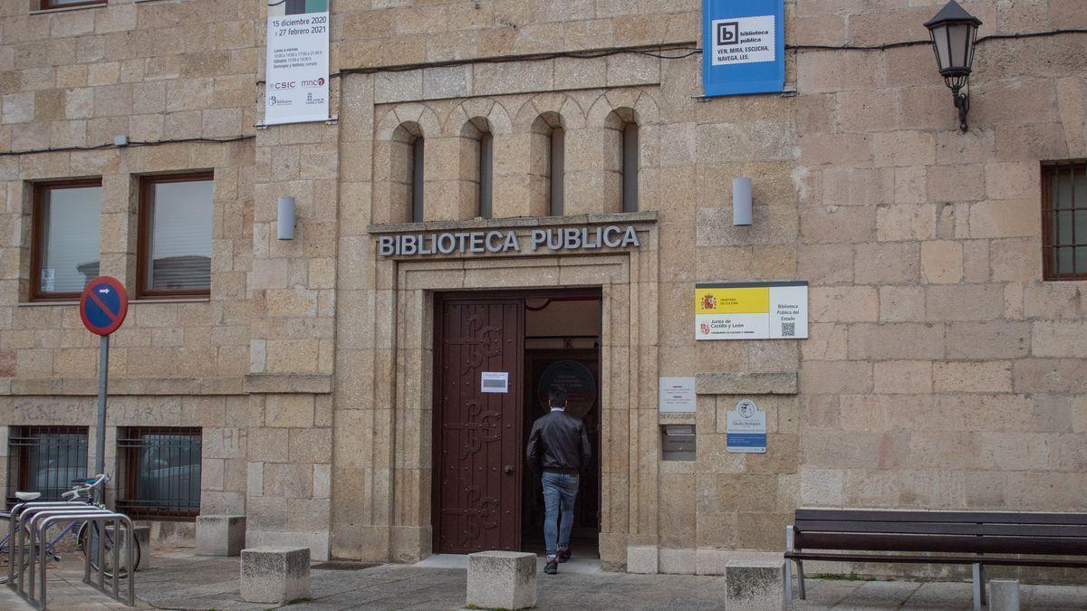 Un usuario accede a la Biblioteca Pública de Zamora