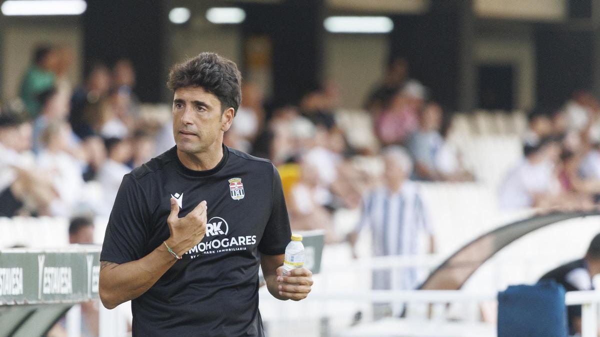Íñigo Vélez, durante un encuentro de pretemporada en el Cartagonova