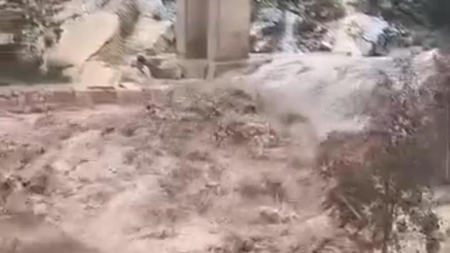 Así baja el río de La Venta por el Tajo de Torró, en Teba, que ha provocado el corte de la  A-7286 en Campillos