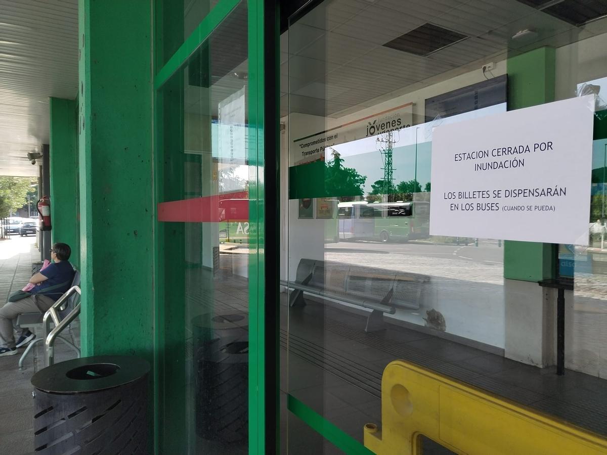 La estación de autobuses de Plasencia recupera su horario, tras un cierre temporal por inundación.