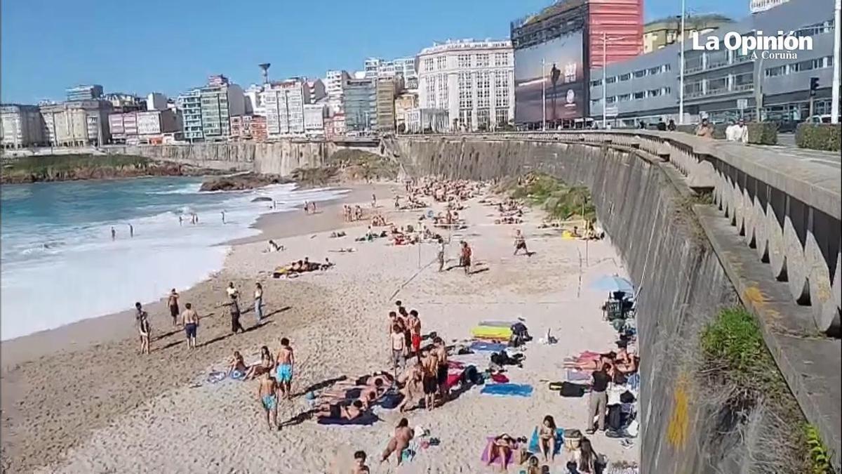 El ascenso térmico llena las playas de A Coruña