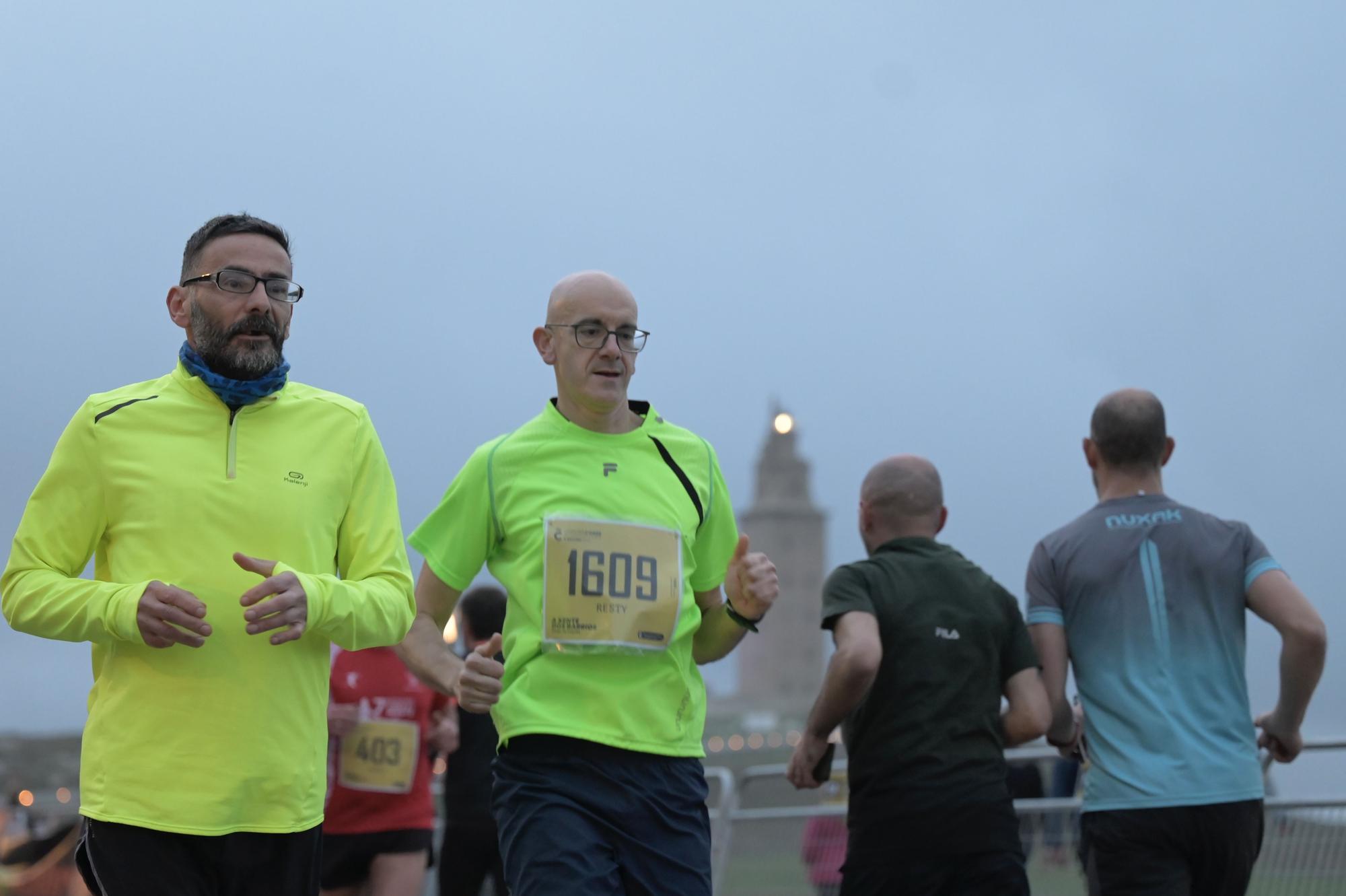 Más de 1.500 corredores en la carrera nocturna de la Torre de Hércules