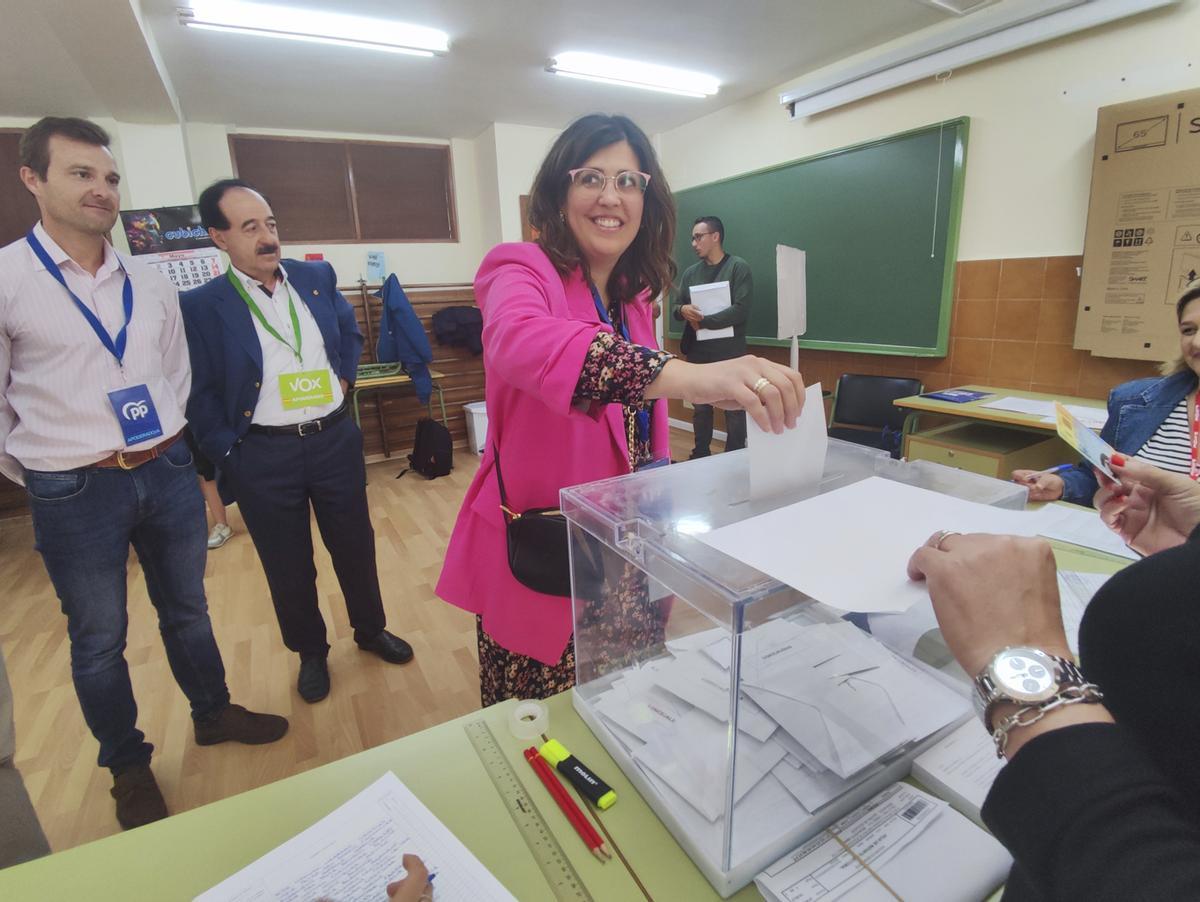 La candidata del PP, Beatriz Asensio, votando en el Centro Permanente de Adultos.