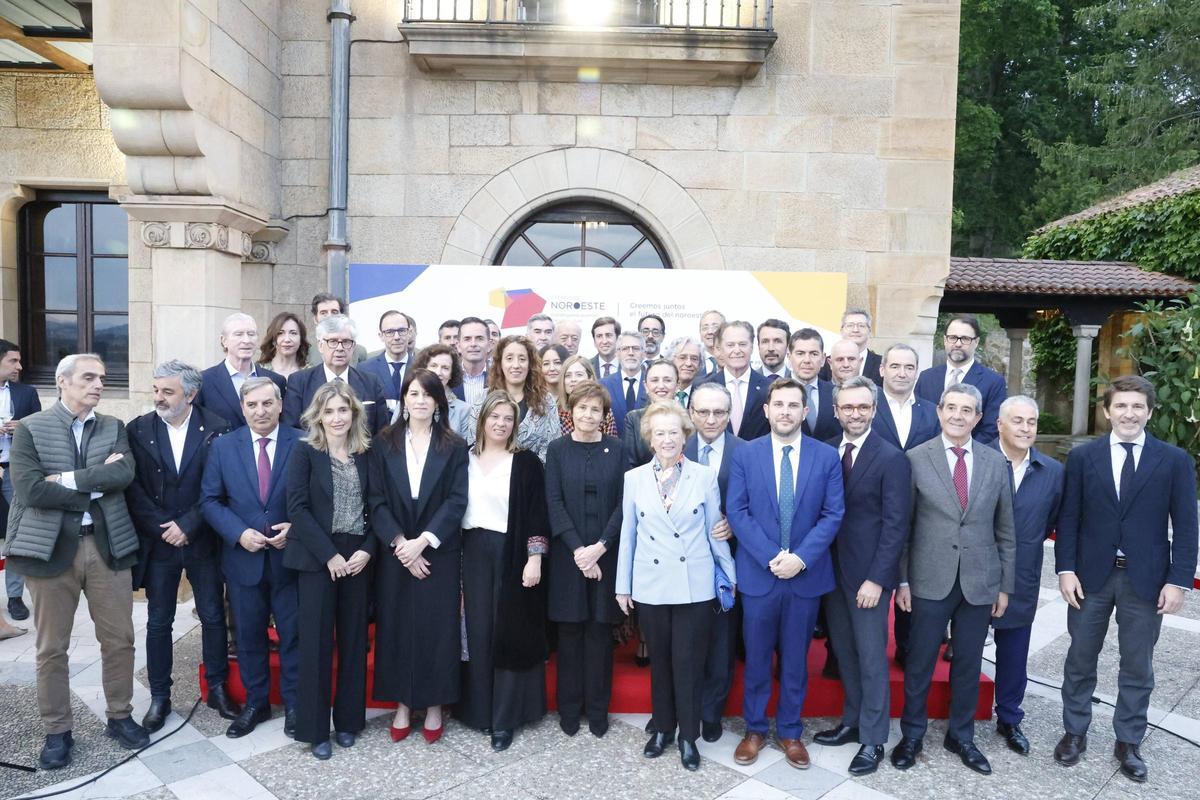 Foto de representantes institucionales y patrocinadores del II Foro del Noroeste de Prensa Ibérica.