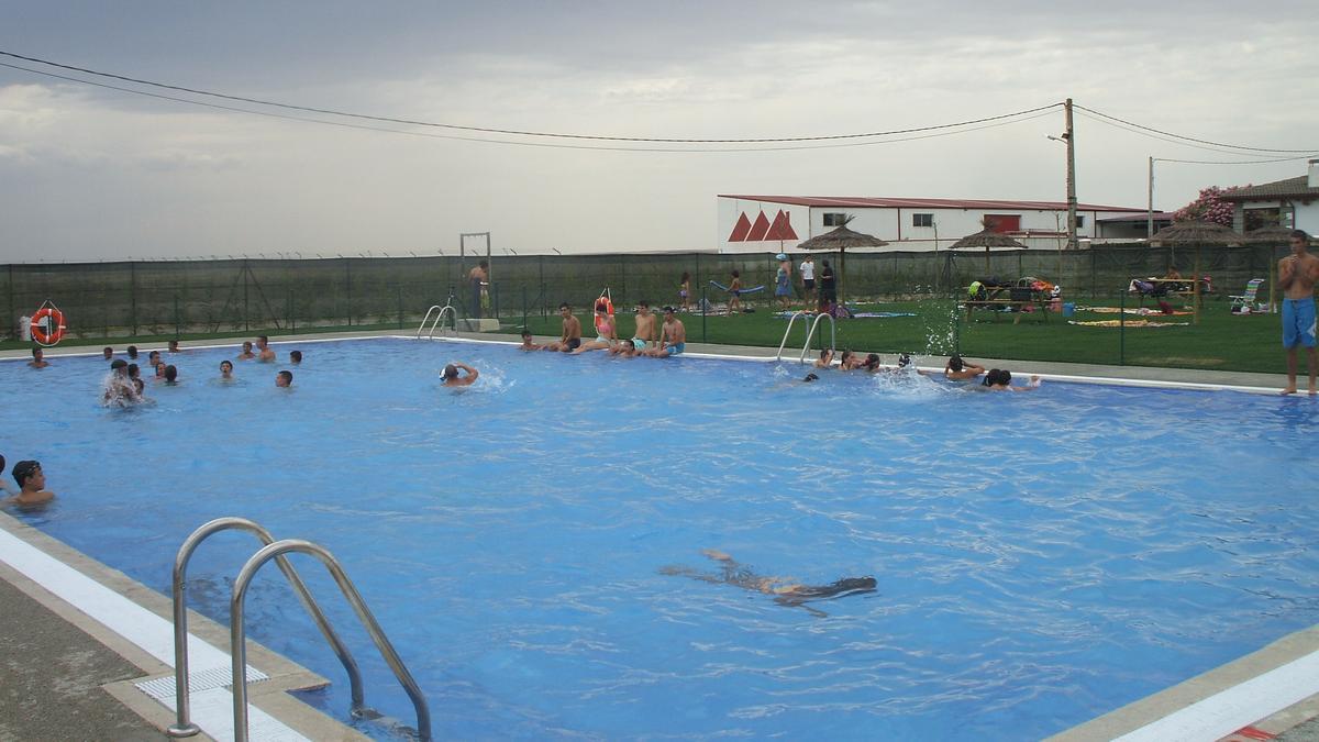 Vecinos disfrutan de la piscina de Morales de Toro en una temporada anterior