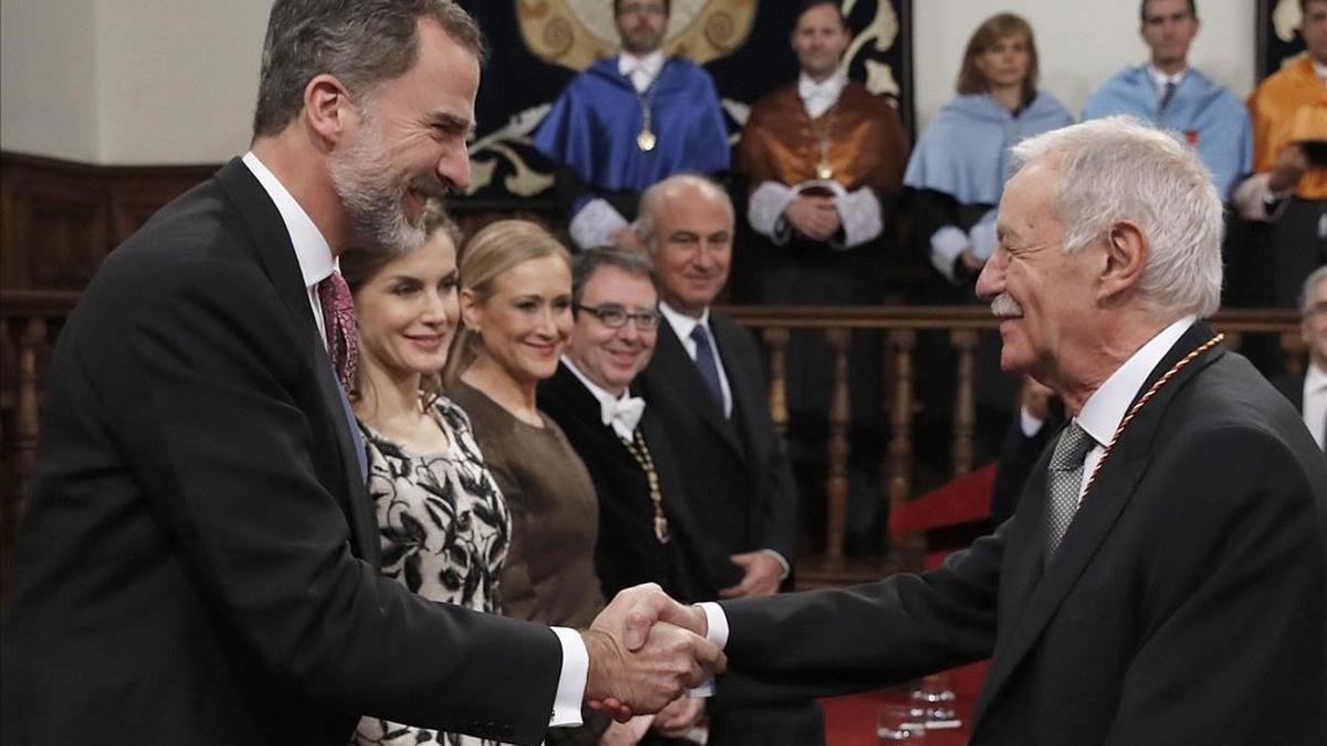 zentauroepp38119406 spain s king felipe vi  l  awards the 2016 cervantes prize l170421174211