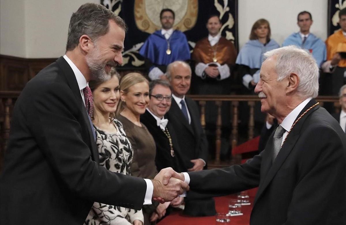 zentauroepp38119406 spain s king felipe vi  l  awards the 2016 cervantes prize l170421174211