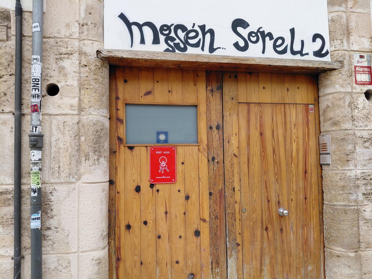 Distintivo de viviendas turísticas en la puerta del edificio