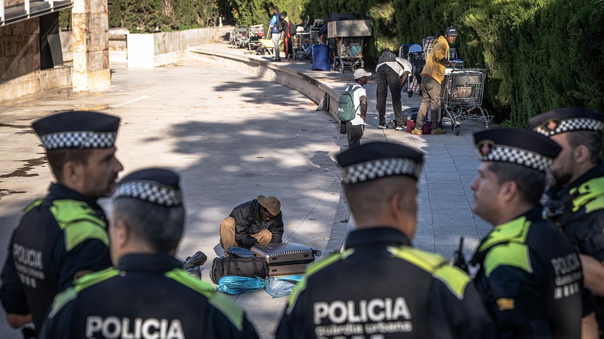 Barcelona desaloja a una treintena de personas sin hogar del parque Joan Miró