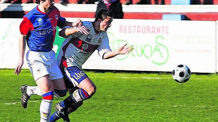 El azulgrana Saúl lucha por el balón con el fabril Jonás.