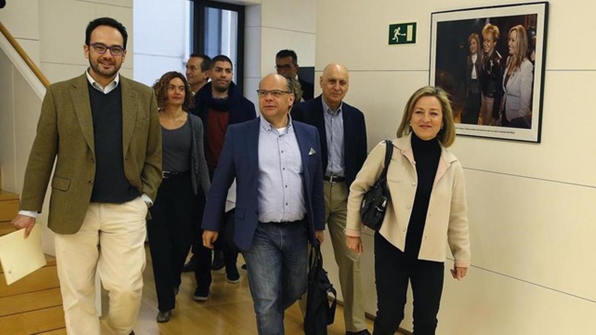 Los equipos negociadores del PSOE y Coalición Canaria, este viernes en el Congreso.