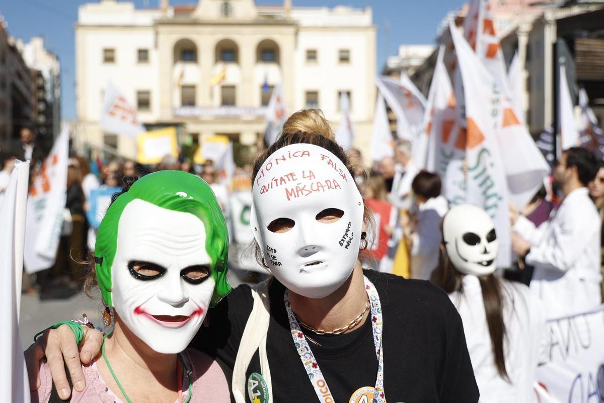 Máscaras en contra de la ministra de Sanidad, Mónica García