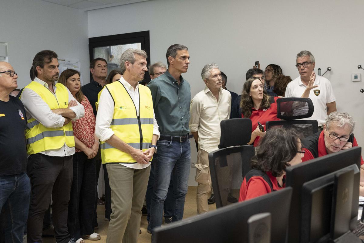 El presidente del Gobierno, Pedro Sánchez (c), el presidente de la Xunta de Galicia, Alfonso Rueda (c-i), y el ministro del Interior, Fernando Grande-Marlaska (c-d), visitan este domingo, el Centro de Coordinación Operativo Contraincendios de Ourense (Galicia).