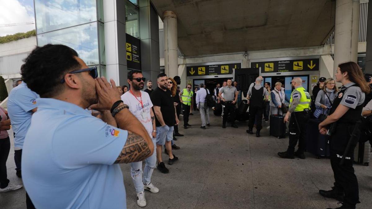 Los taxistas bloquean el aeropuerto de Palma tras un incidente con conductores de microbuses