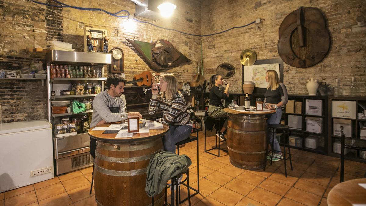 Cal Marino: es de esos sitios donde te avisan para que no te quemes con las croquetas recién hechas.