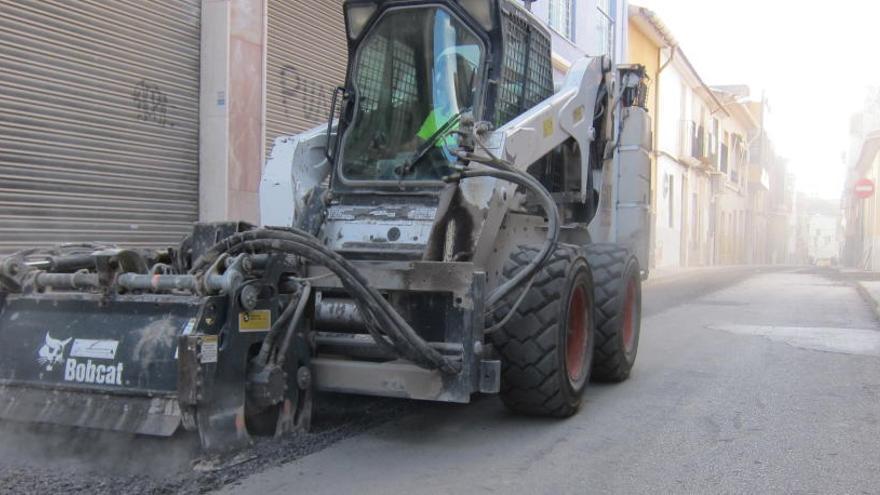 Una de las calles que está siendo reasfaltada