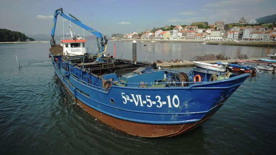 El barco que se ocupa del nuevo dragado en la entrada al puerto de Carril. // Iñaki Abella