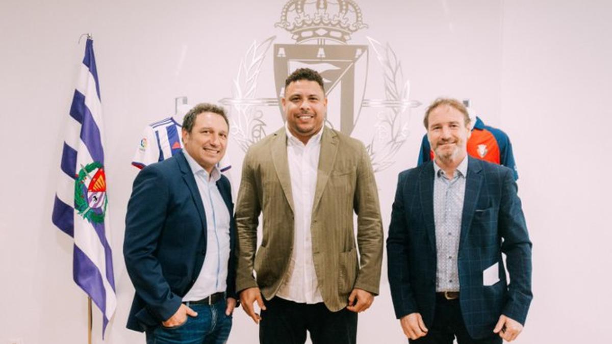 Ronaldo Nazário, junto a jugadores veteranos del Real Valladolid.