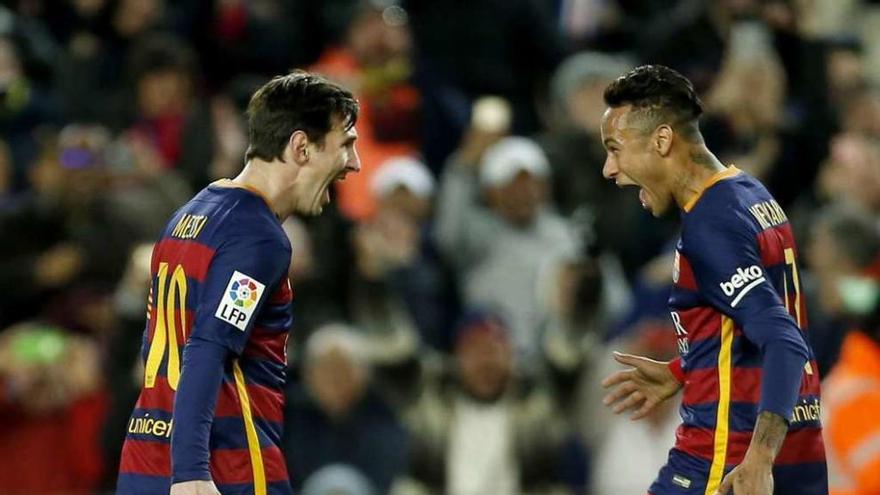 Messi y Neymar celebran el primero de los dos goles del Barça, obra del argentino.