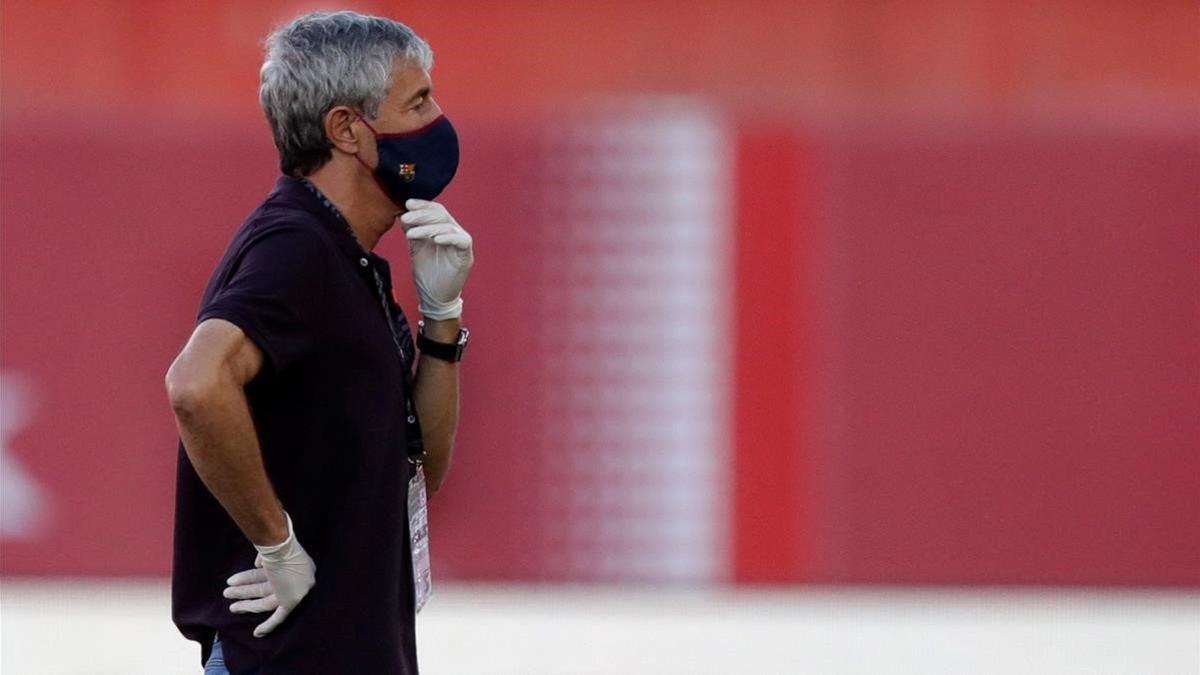 Setién observa desde la banda el Mallorca-Barça.