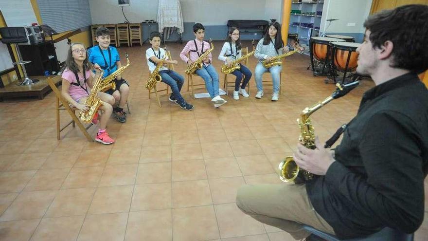 Alumnos de la Escola de Música de Meaño. // I.Abella