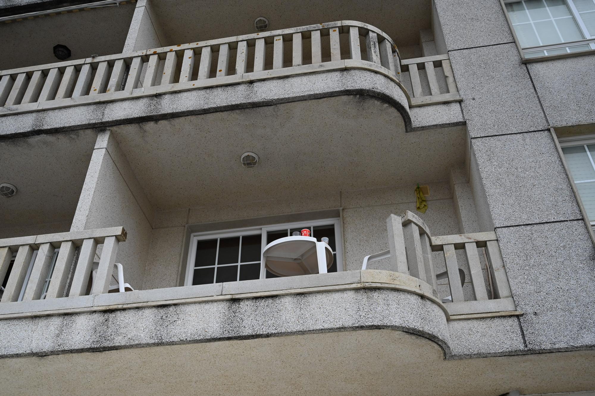 Cuatro jóvenes heridos al desprenderse la balaustrada de un balcón en Sanxenxo