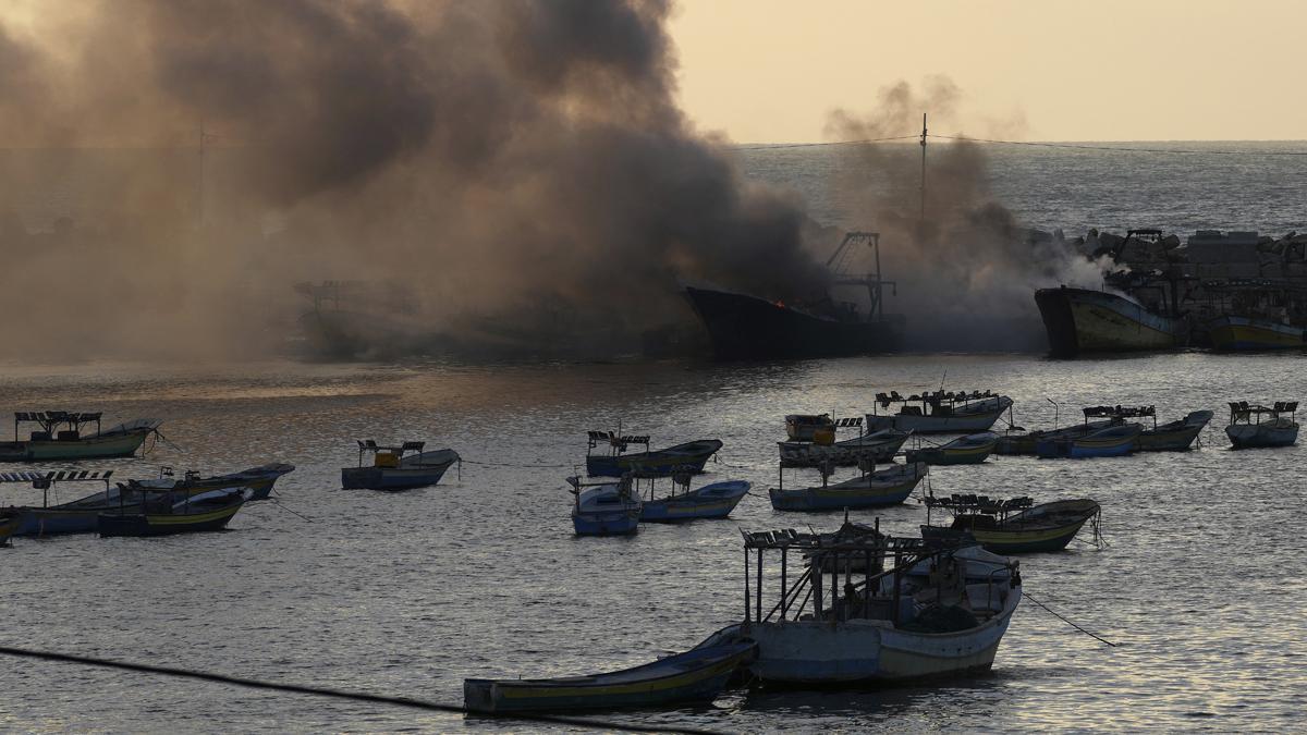 Un barco de pesca en llamas en el puerto de Ciudad de Gaza, tras un ataque aéreo de Israel.