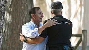 El cuñado de Blanca Fernández Ochoa, Adrián Federighi, saluda a un policía. 