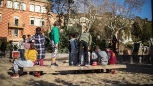 Escolares en el patio del colegio Baldiri Reixac, en el Park Güell de Barcelona.
