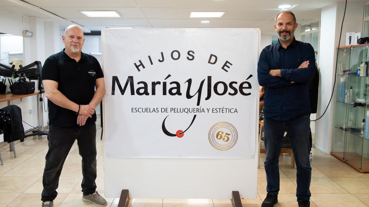 Luis Artero, a la derecha, y José Antonio Artero, a la izquierda, toman las riendas de la escuela de peluquería Hijos de María y José