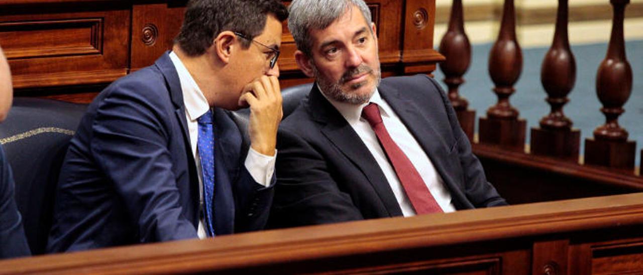 Pablo Rodríguez y Fernando Clavijo, ayer en el Parlamento.