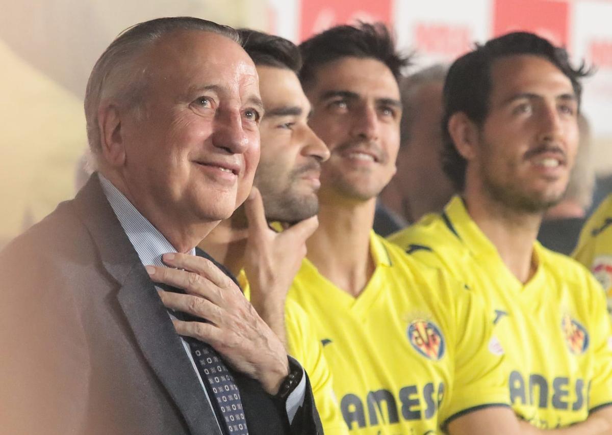 Los capitanes del equipo actuales Raúl Albiol, Manu Trigueros, Gerard Moreno, Dani Parejo y Pau Torres, junto con el presidente Fernando Roig.