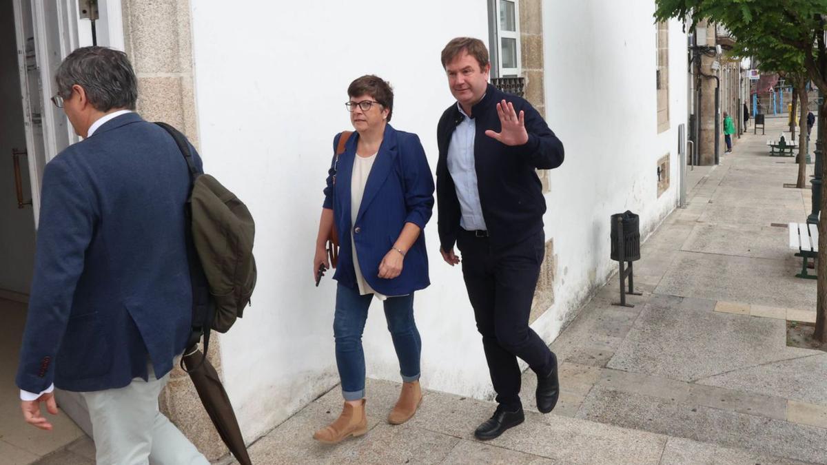 El alcalde de Sada, Benito Portela, y la edil de Seguridade, Pilar Taibo,a la entrada del juzgado.