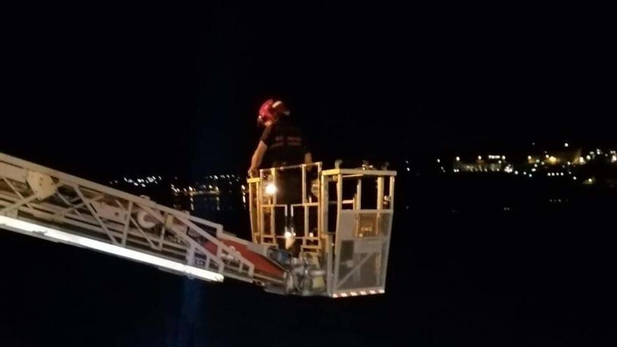 Rescatan a un conductor que se precipitó al mar en el puerto de Sada