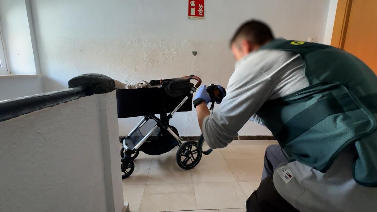 Carrito de bebé robado que ha recuperado la Guardia Civil.