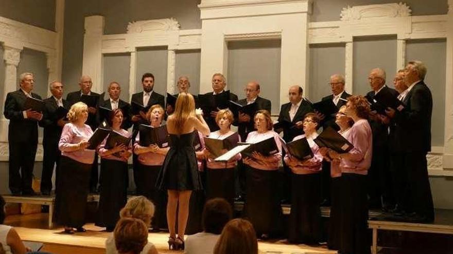 La Coral Asturiana de Gijón, en una actuación en el Antiguo Instituto.