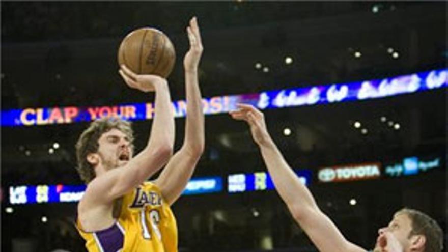 Los Lakers de Pau se imponen a los Raptors de Calderón