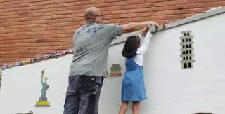 Azulejos corveranos en el cole de Villalegre con una singular propuesta: "Anima a los niños a hacer manualidades"