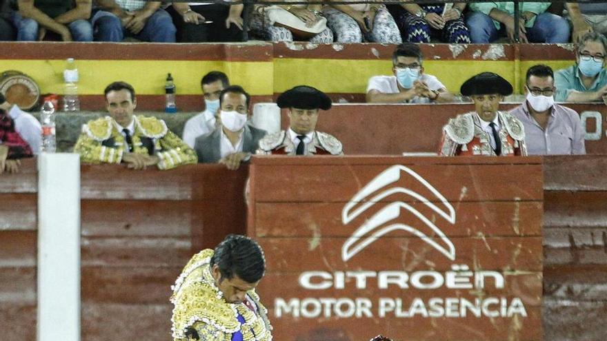 Un inspirado Emilio de Justo se lleva la corrida nocturna de Plasencia