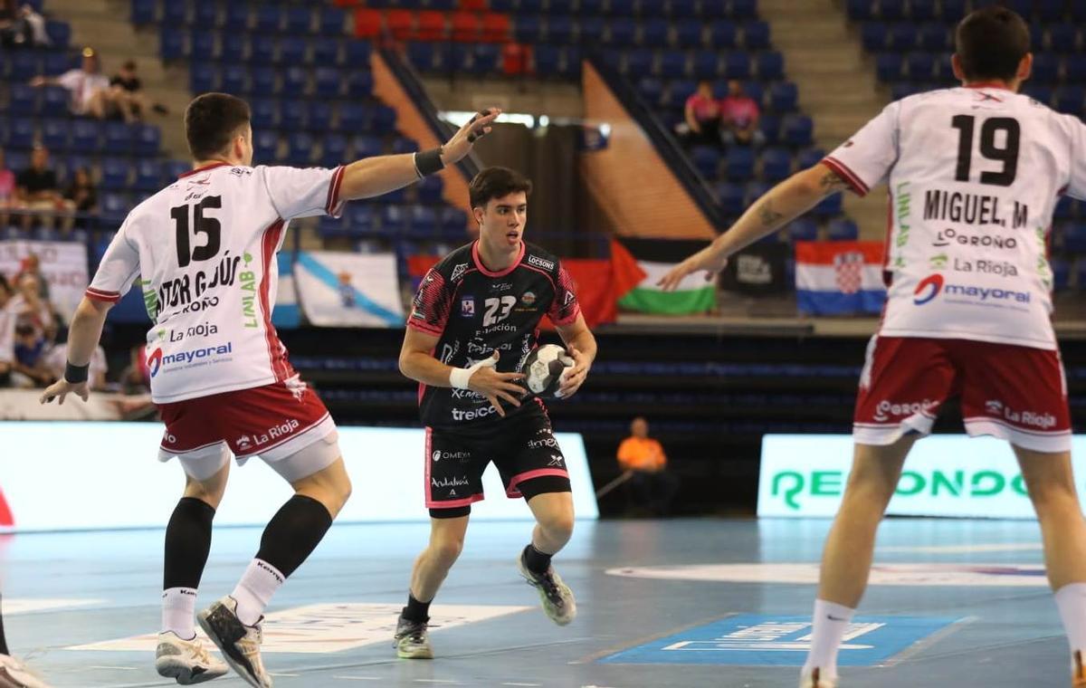 Dani Serrano controla el balón.