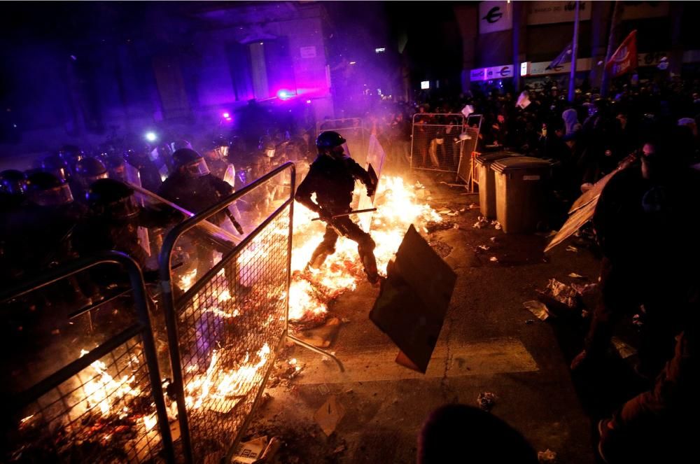 Aldarulls a Barcelona després de la manifestació contra la sentència