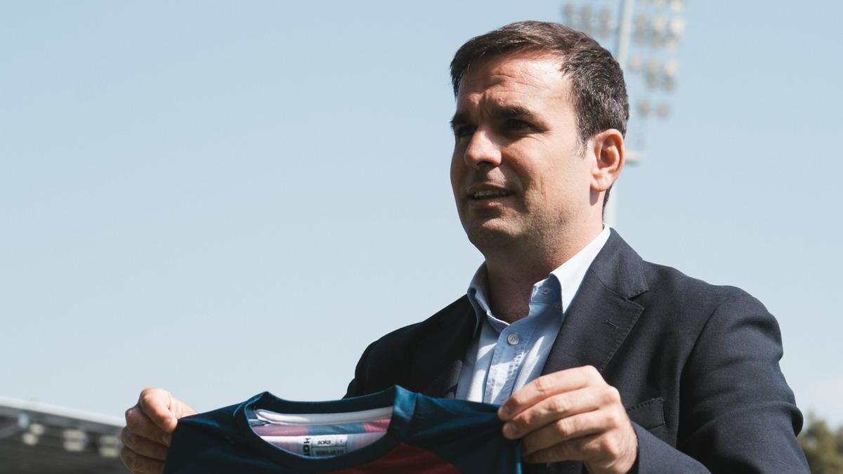 Javier Sanz de Arce, con la camiseta de la SD Huesca en El Alcoraz.